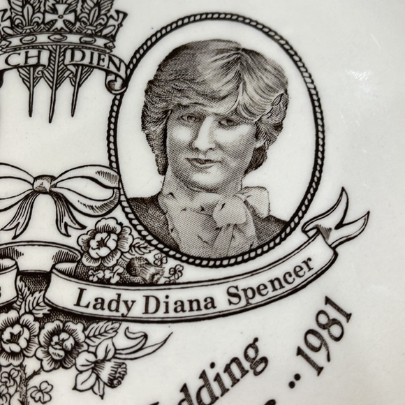 Royal Commemorative Plate - Picture 3 of 10